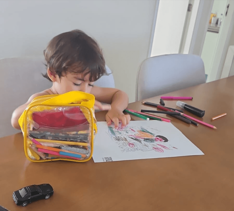 부엌 식탁에서 색칠하는 아이