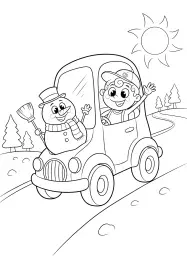 Une voiture avec un bonhomme de neige sur le côté de la route.